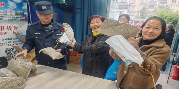 成都市新都区三河街道回龙社区关工委开展“枕心实意抱艾回家”艾灸枕免费发放活动