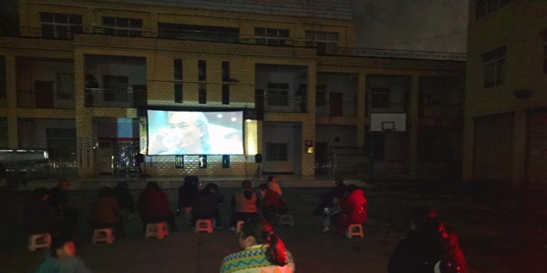 成都市新都区斑竹园街道顺江村关工委播放坝坝电影《九龙城寨之围城》