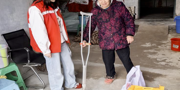 成都市新都区石板滩街道解放村关工委开展“寒冬送温暖 关怀暖人心 ”慰问独居残疾人活动