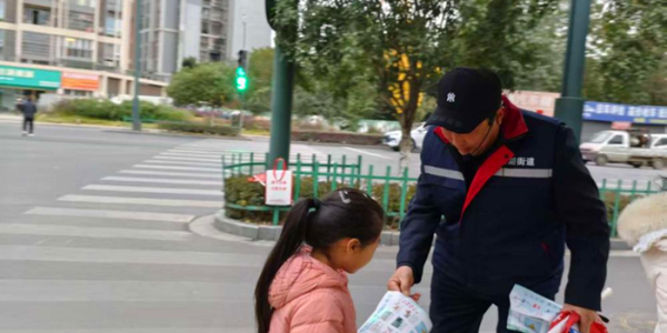 成都市新都区桂湖街道汉城社区关工委 “一盔一带，一老一小”交通安全宣传活动