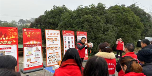 成都市新都区桂湖街道高架村关工委组织举行 “消防应急安全进网入格行动”应急消防演习