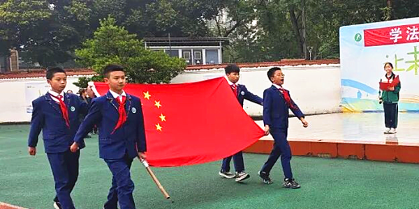 成都市新都区斑生园小学关工委开展“学法明事理 •守法伴成长”国旗下的思政课教育活动