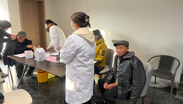 成都市新都区桂湖街道桂湖西路社区关工委 开展老年健康暖心体检主题活动