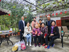 <b>成都市新都区桂湖街道谕亭社区关工委开展重阳节探访百岁老人活动</b>
