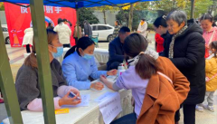 <b>成都市新都区桂湖街道团结社区关工委开展“便民活动进社区  温馨服务暖人心</b>