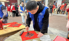 <b>成都市新都区三河街道江陵路社区关工委开展“迎新春，送春联”活动</b>