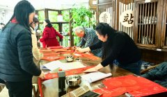<b>龙腾蛇舞辞旧岁 铁画银钩迎新年 成都新都:热烈举办义务书赠春联活动</b>