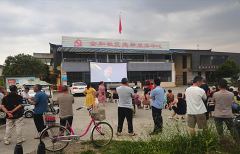 <b>成都市新都区斑竹园街道金和社区关工委开展“光影夜共赏《雷霆行动》坝坝电</b>