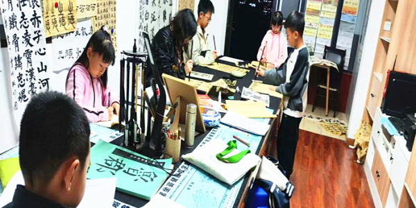 成都市新都区斑竹园街道廖家湾社区关工委开展假日驿站公益课堂书法活动