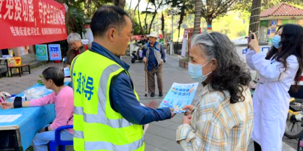 成都市新都区桂湖街道毗河社区关工委开展文明出行 安全相伴 ——交通宣传劝导活动