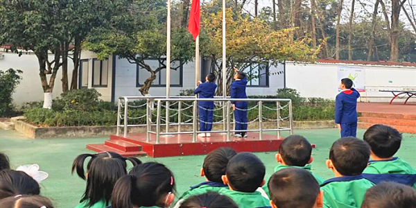 成都市新都区斑竹园小学关工委开展“俭德润童心•清风拂校园”主题国旗下思政课活动