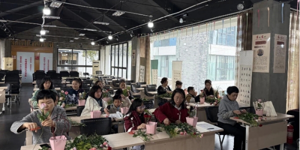 成都市新都区三河街道二台子社区关工委开展手工花卉制作活动