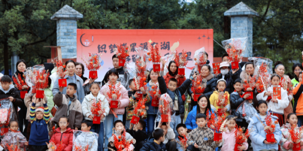 邻里同心“筑”暖冬·巧手共作“福”满桶  ——成都市新都区新繁街道东湖社区关工委助力青少年活动