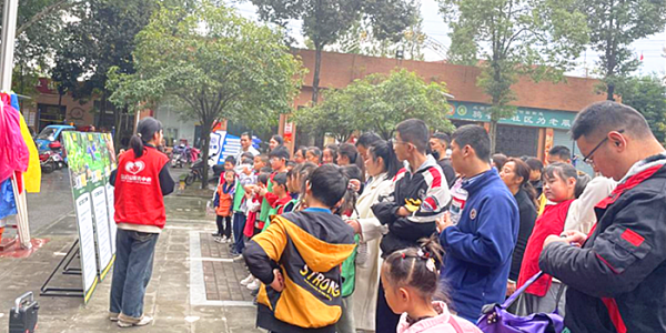 成都市新都区斑竹园街道鸦雀口社区关工委开展“耕学知行‘薯’你最棒”农耕活动