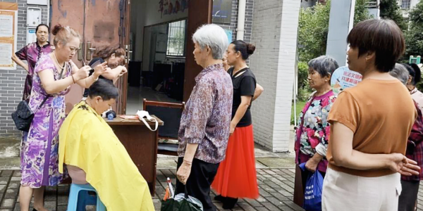 成都市新都区石板滩街道石林村关工委开展"爱心义剪，情暖五老"志愿者服务活动