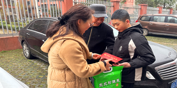 成都市新都区桂湖街道新桥村关工委 开展残疾儿童春节慰问活动