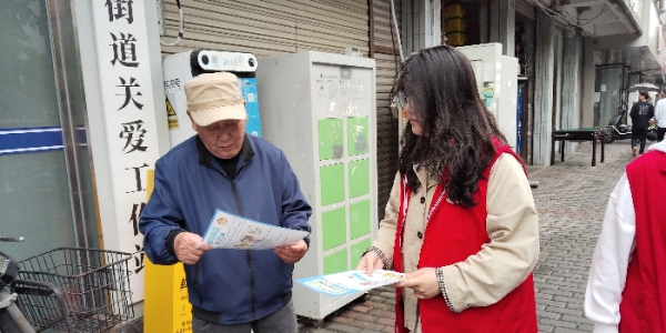 成都市新都区三河街道江陵路社区关工委开展电瓶车安全充电宣传活动