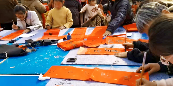 成都市新都区石板滩街道石林村关工委开展“笔墨迎春传薪火，‘老少’携手送祝福”活动