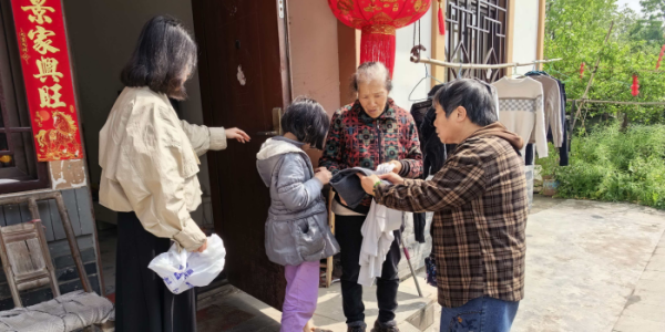 成都市新都区新繁街道锦苑社区关工委慰问困难家庭儿童