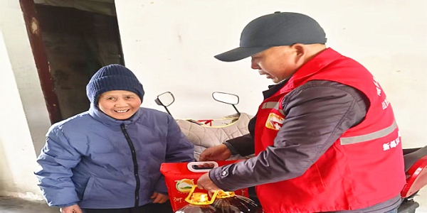 成都市新都区斑竹园街道升庵村关工委开展春节慰问现役军人家属和重点优抚对象活动