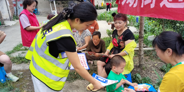 成都市新都区桂湖街道天官村关工委开展 “一老一小”交通安全宣传活动