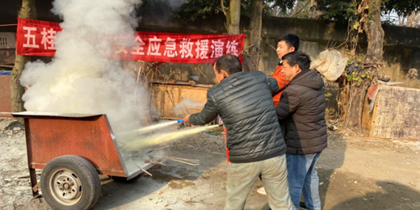 成都市新都区桂湖街道五桂村关工委开展企业消防演练