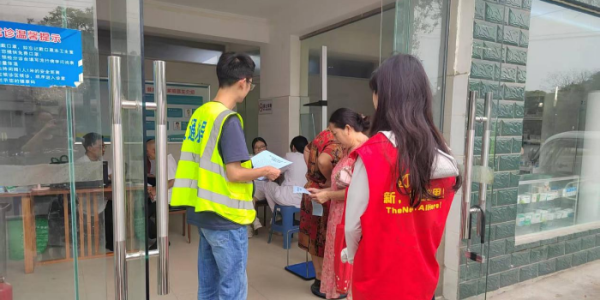 成都市新都区桂湖街道督桥河村关工委组织开展“暖心义诊护健康 关爱老人零距离”活动