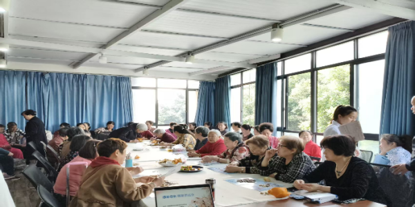 成都市新都区桂湖街道锦水苑社区关工委开展 “感恩母亲·银发茶话会”主题活动