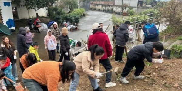 成都市新都区三河街道二台子社区关工委开展“践行雷锋精神・共植绿色希望”