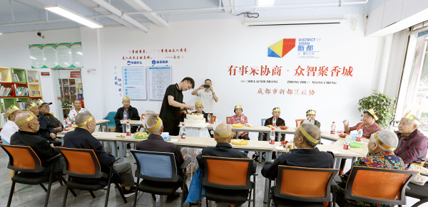 成都市新都区石板滩街道狮子社区关工委“假日驿站”开展长者集体生日会