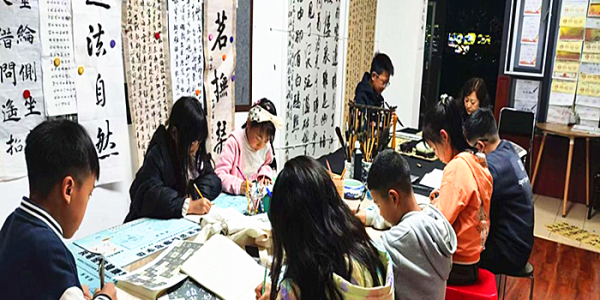 成都市新都区斑竹园街道廖家湾社区关工委开展公益课堂书法活动