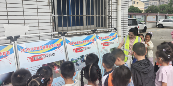 成都市新都区新龙桥社区关工委到 龙桥小学开展交通安全宣传