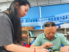 成都市新都区桂湖街道桂中社区关工委开展“桂气袭人润银龄，指尖留香暖人心”敬老手工实践活动