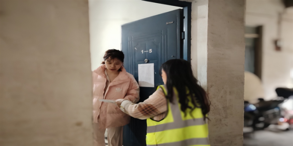 成都市新都区桂湖街道状元社区关工委开展 交通安全入户宣传活动