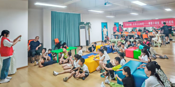 成都市新都区石板滩街道狮子社区狮子社区关工委开展扭扭棒创意手工活动