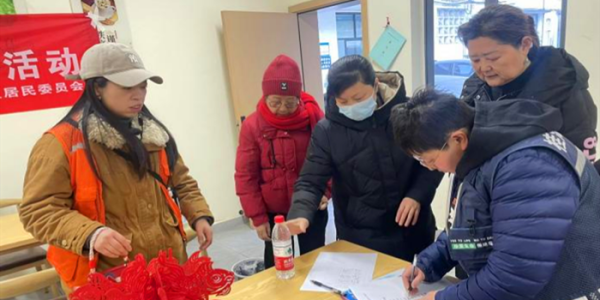 成都市新都区桂湖街道谕亭社区开展 “灯映新春 福暖邻里”手工活动