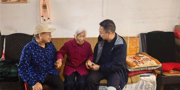 《风入松·桂湖老协丙午重阳前夕登门慰问百岁老人》