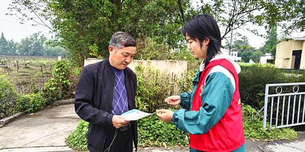 成都市新都区斑竹园街道福田社区关工委开展“宣传垃圾分类•保护生态环境”活动
