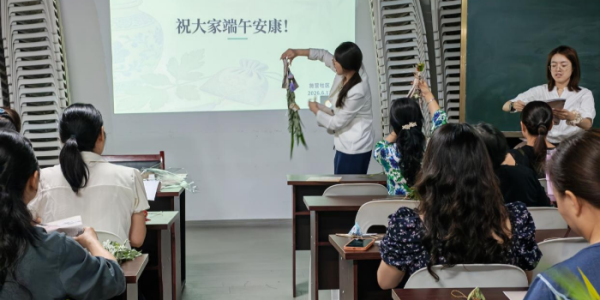 成都市新都区桂湖街道施营社区关工委开展自制艾草花束主题活动