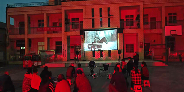 成都市新都区斑竹园街道顺江村关工委组织收看坝坝电影《山河为证》