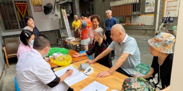 成都市新都区桂湖街道谕亭社区关工委开展 “公益义诊•爱心义剪”活动
